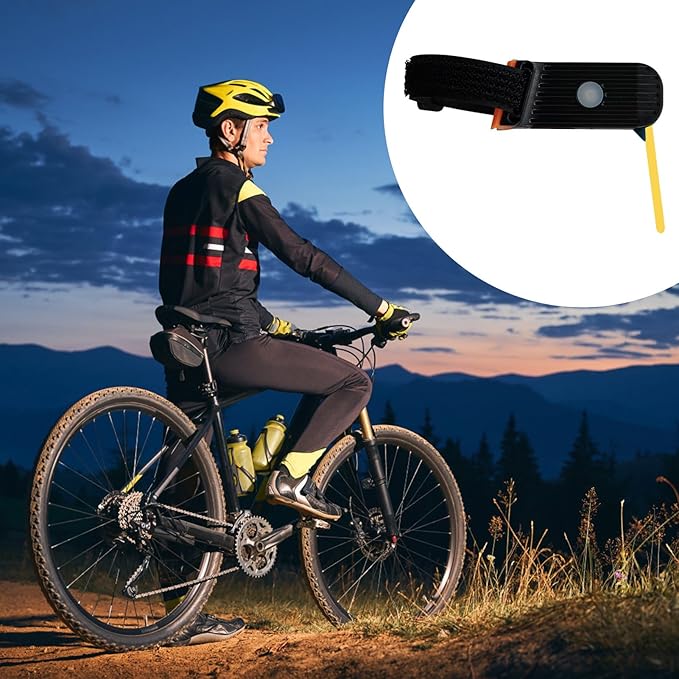 Cycliste en tenue de sécurité sur un vélo de montagne au crépuscule, avec un gros plan d'une lampe de vélo LED. Paysage montagneux en arrière-plan.