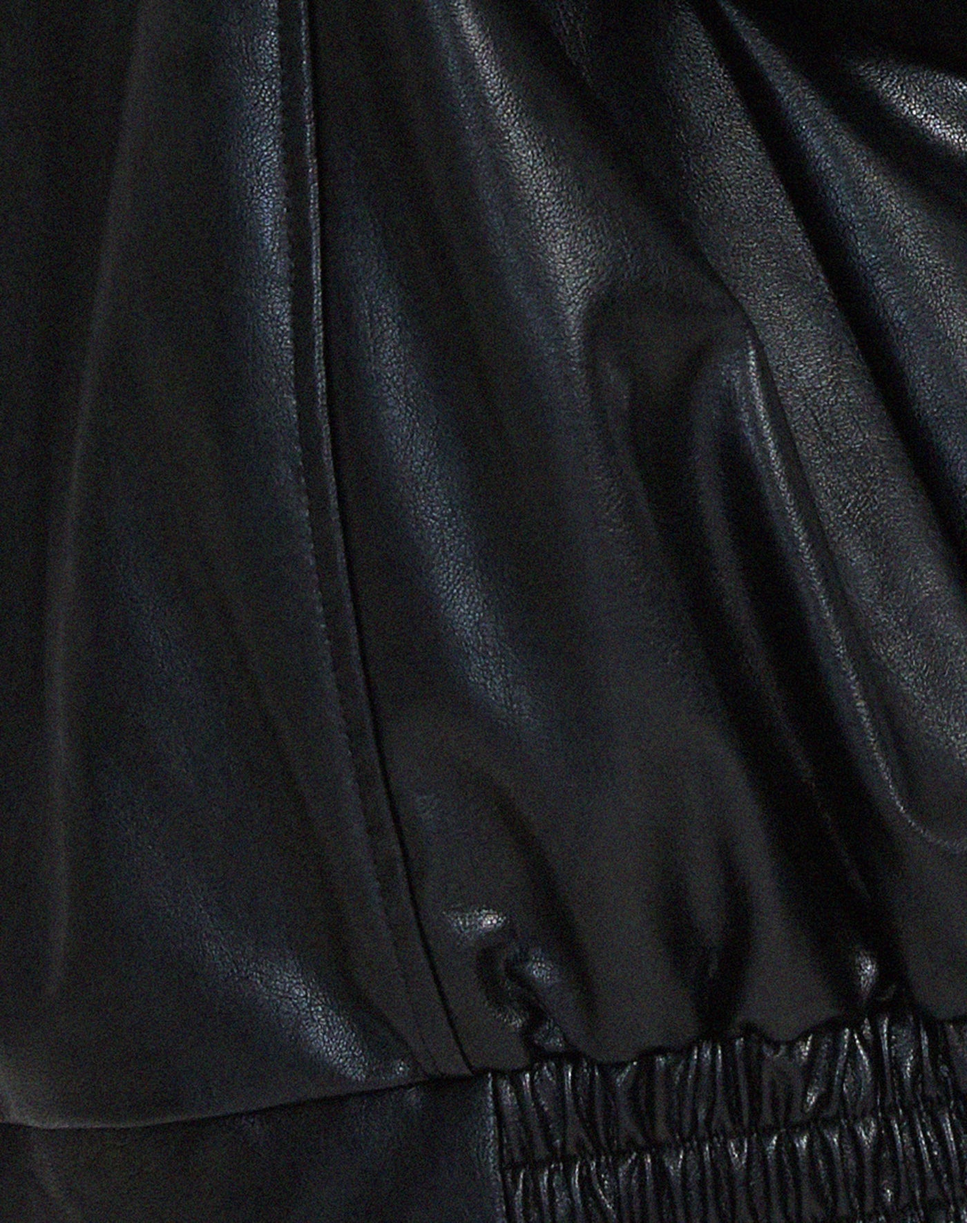 Elegante chaqueta de cuero extragrande: cómoda y moderna para el día a día.