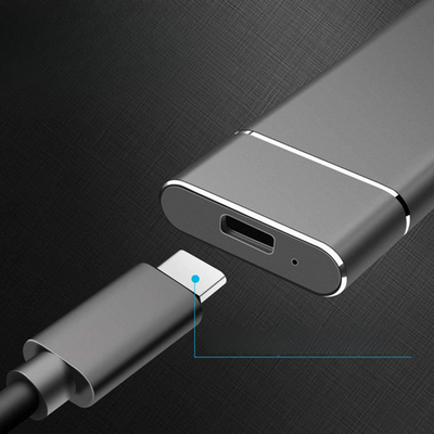 Adaptateur USB-C gris métallique, design élégant, connecteur détachable, technologie moderne, fond texturé noir. Accessoire informatique essentiel.