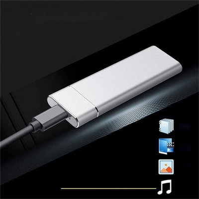 Clé USB argentée connectée, stockage externe, transfert rapide de données, design moderne, compatible multimédia, fond noir élégant.