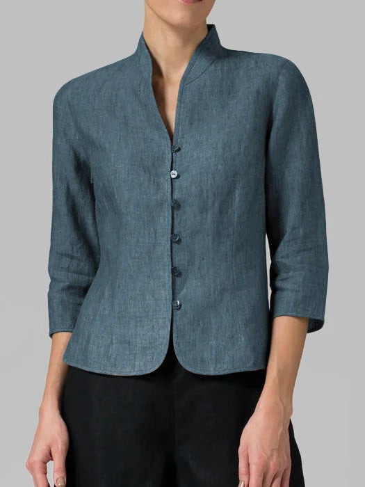 Blouse en lin bleu pour femme, manches trois-quarts, col mao, boutons noirs, style élégant et moderne, tenue décontractée chic.