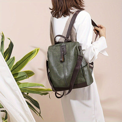 Sac à dos en cuir vert porté par une femme, design moderne et élégant, idéal pour le quotidien. Accessoire mode tendance, pratique et spacieux.
