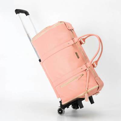 Valise à roulettes rose élégante avec poignées, fermetures éclair dorées et design moderne. Bagage cabine pratique pour voyage.