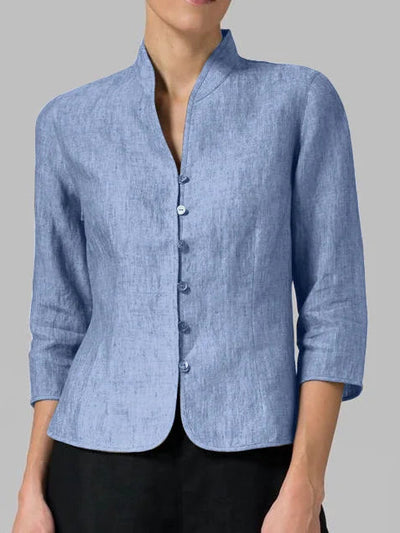Blouse en lin bleu clair pour femme, manches trois-quarts, col mao, boutons frontaux. Mode élégante, tenue décontractée chic.