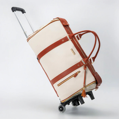 Valise à roulettes beige et marron en toile et cuir, avec poignées et poches zippées, idéale pour voyage, bagage cabine élégant et pratique.