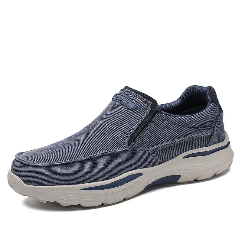 Chaussure décontractée en toile bleue pour homme, semelle épaisse blanche, design slip-on, idéale pour un style urbain et confortable.