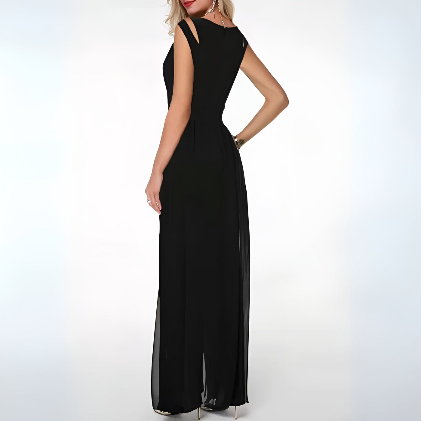 Robe de soirée noire élégante, longue et sans manches, avec détails découpés aux épaules, portée par une femme de dos, sur fond blanc.