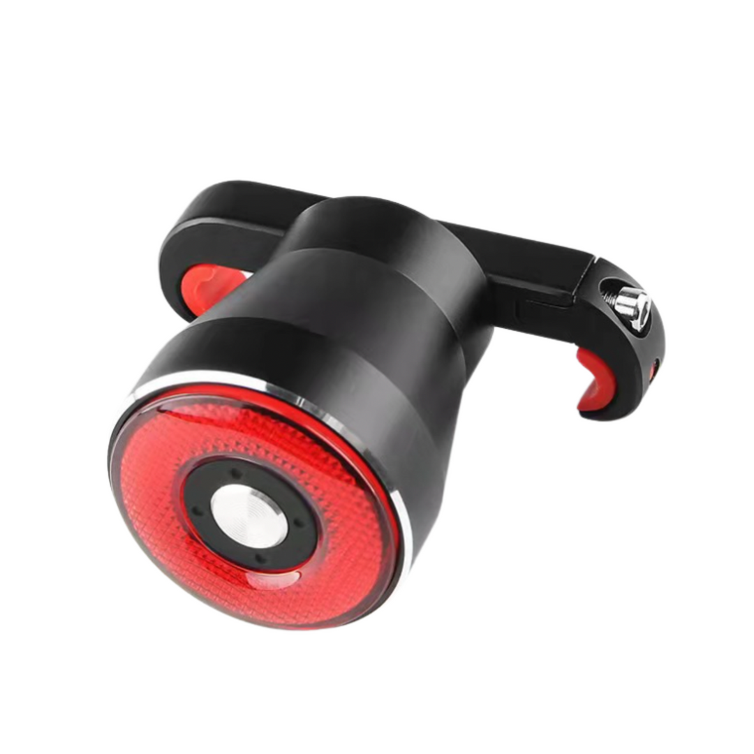 Lumière arrière de vélo LED rouge, rechargeable USB, avec support de fixation noir, pour sécurité et visibilité accrue lors des trajets nocturnes.