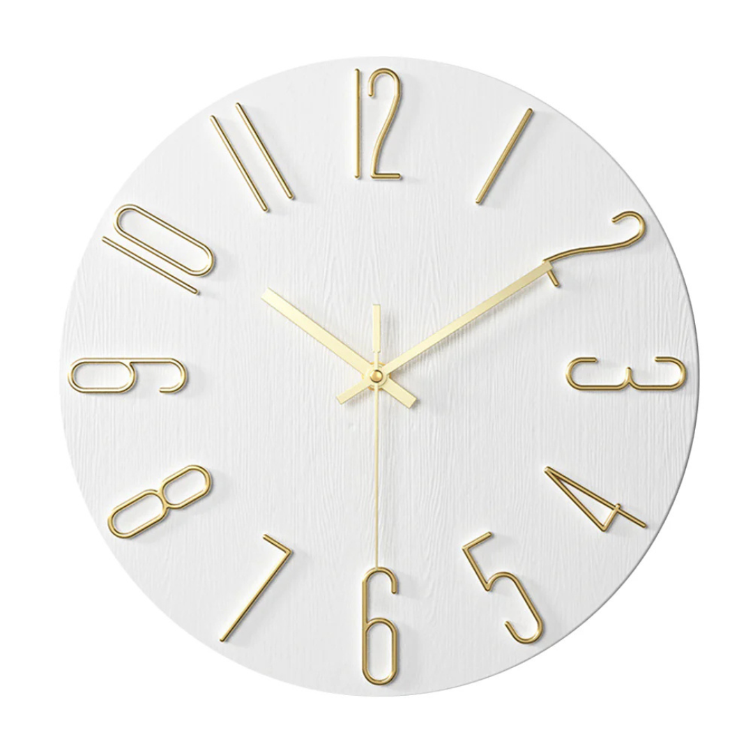 Horloge murale ronde blanche avec chiffres dorés et aiguilles dorées, design moderne, décoration intérieure élégante, style minimaliste.