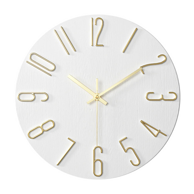 Horloge murale ronde blanche avec chiffres dorés et aiguilles dorées, design moderne, décoration intérieure élégante, style minimaliste.
