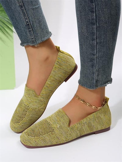 Chaussures mocassins jaunes en maille pour femme, portées avec un jean ajusté. Style décontracté, tendance et confortable.