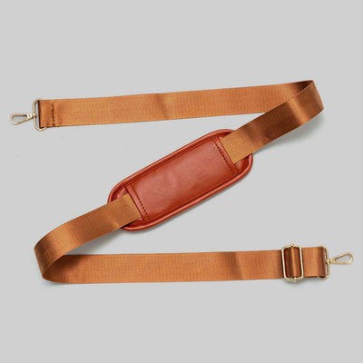 Sangle de sac réglable en cuir marron avec crochets dorés, idéale pour sacs à main et bandoulières. Accessoire mode pratique et élégant.