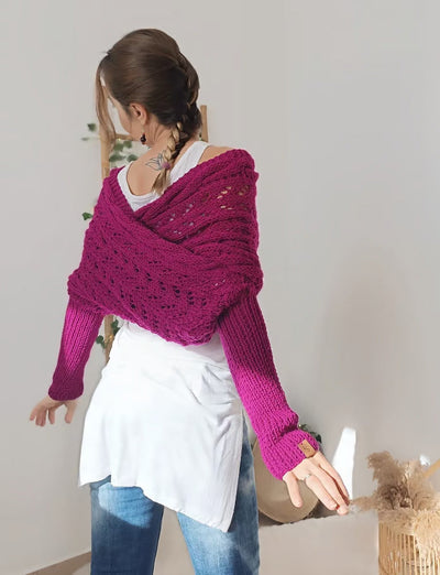 Femme portant un pull tricoté violet, style décontracté, avec un t-shirt blanc et un jean. Mode automne, look tendance et confortable.