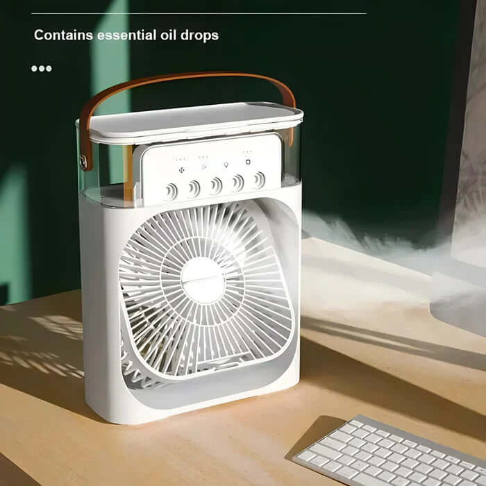 Ventilateur diffuseur d'huiles essentielles blanc sur bureau en bois, avec poignée en cuir, boutons de contrôle et brume visible, éclairage naturel.