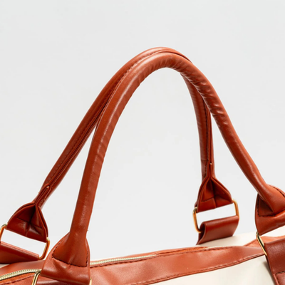 Sac à main en cuir marron avec anses robustes, design élégant et moderne, idéal pour la mode féminine. Accessoire tendance et chic.