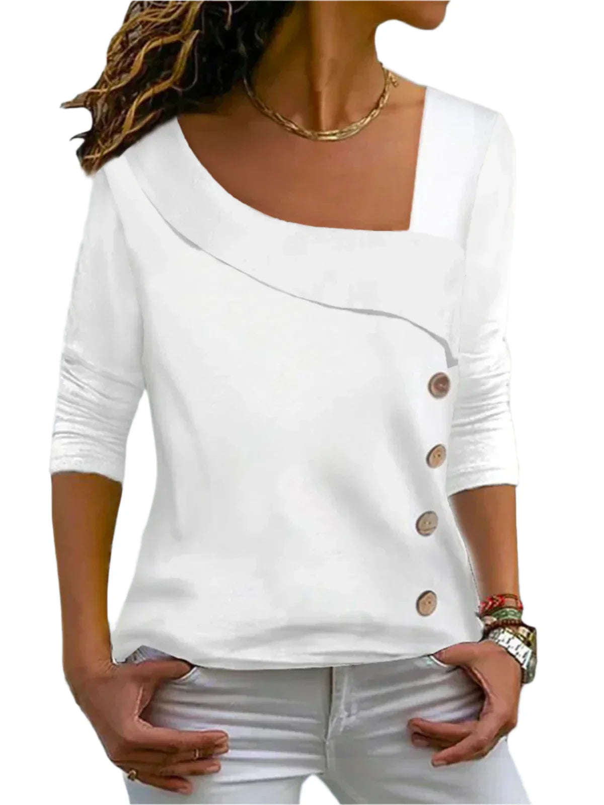 Femme portant un pull blanc asymétrique avec boutons décoratifs, manches longues, col original, style décontracté chic. Mode féminine tendance.