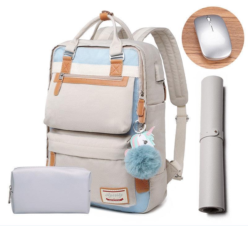 Sac à dos beige avec accents bleus et marron, accompagné d'une souris sans fil grise, d'une trousse et d'un tapis de souris enroulé. Accessoires modernes.