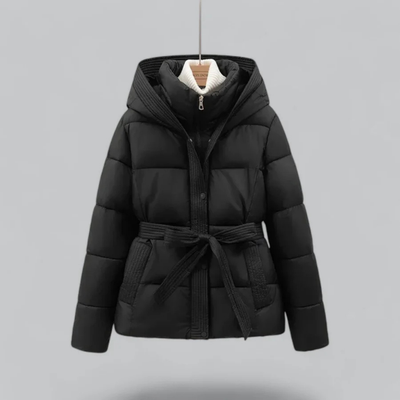 Doudoune noire à capuche avec ceinture, suspendue sur fond gris. Veste matelassée hiver, mode femme, vêtement chaud et élégant.