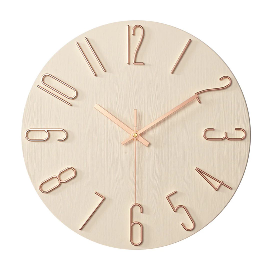 Horloge murale beige avec chiffres dorés en relief et aiguilles dorées, design moderne, décoration intérieure élégante, style minimaliste.