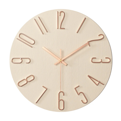 Horloge murale beige avec chiffres dorés en relief et aiguilles dorées, design moderne, décoration intérieure élégante, style minimaliste.