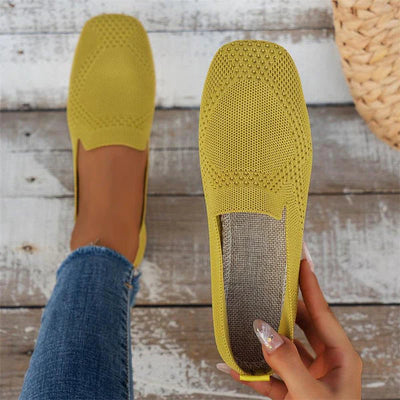 Chaussures jaunes en maille respirante pour femme, portées avec un jean. Design moderne et confortable, idéales pour un style décontracté.