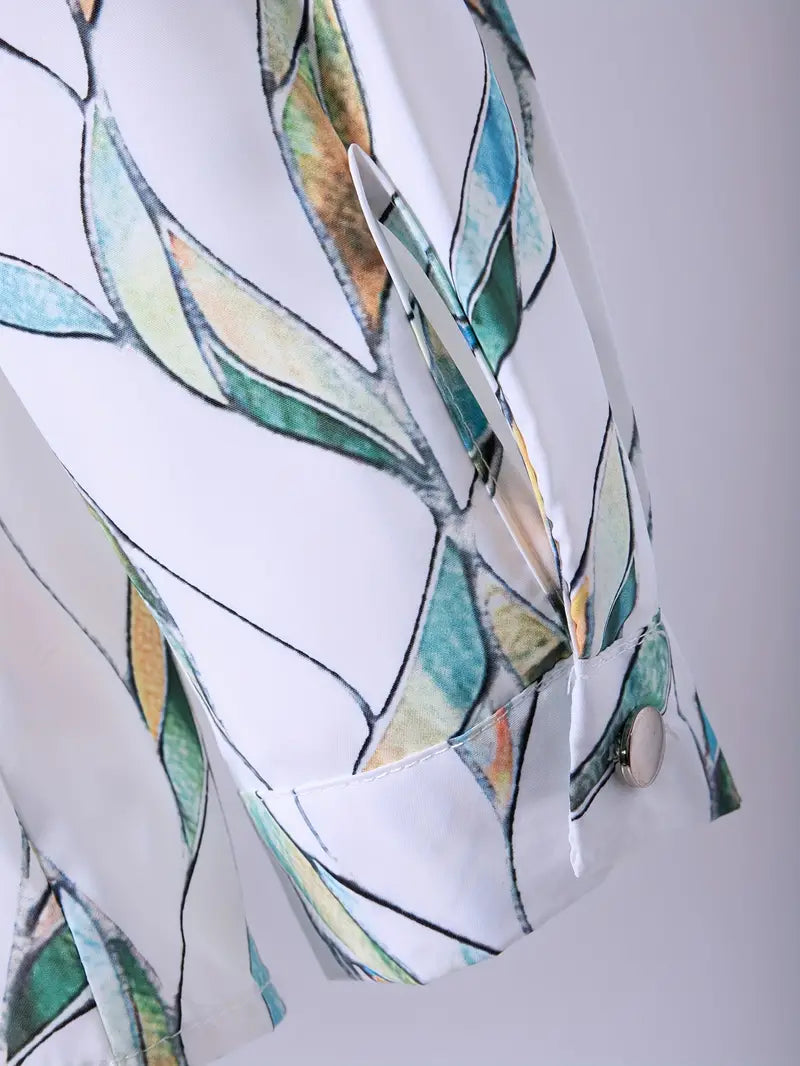 Manche de chemise blanche à motifs feuilles vertes et bleues, bouton argenté, tissu léger. Mode élégante, tendance printemps-été.