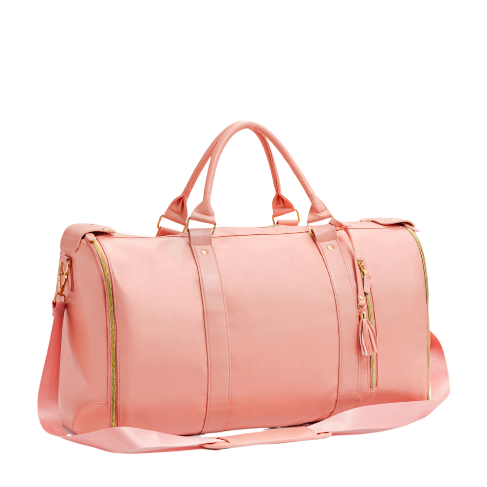 Sac de voyage rose en cuir synthétique avec bandoulière ajustable, poignées doubles et fermetures éclair dorées. Élégant et pratique pour le voyage.