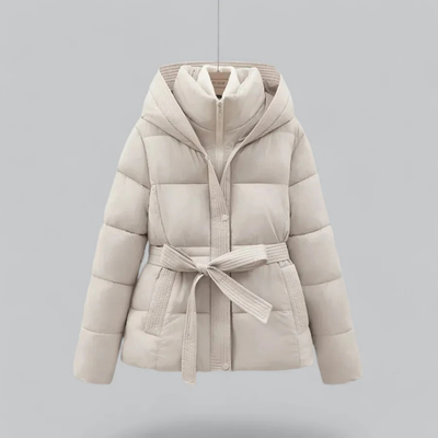 Doudoune beige femme avec capuche, ceinture ajustable, fermeture éclair, design matelassé. Veste hiver élégante et chaude.