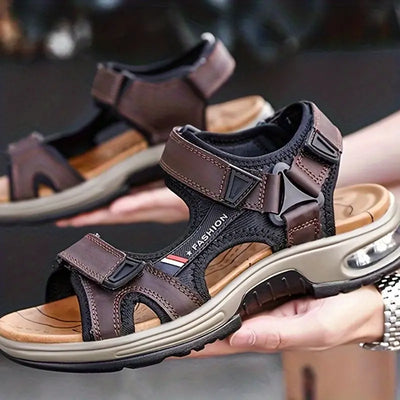Sandales de randonnée pour homme, marron et noires, avec semelle amortissante et fermeture à scratch, idéales pour l'été et les activités en plein air.