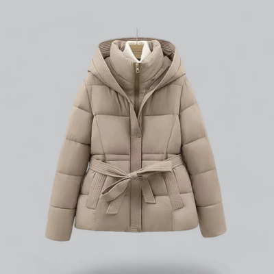 Doudoune beige à capuche avec ceinture, fermeture éclair, design matelassé, mode hiver femme, vêtement chaud et élégant.