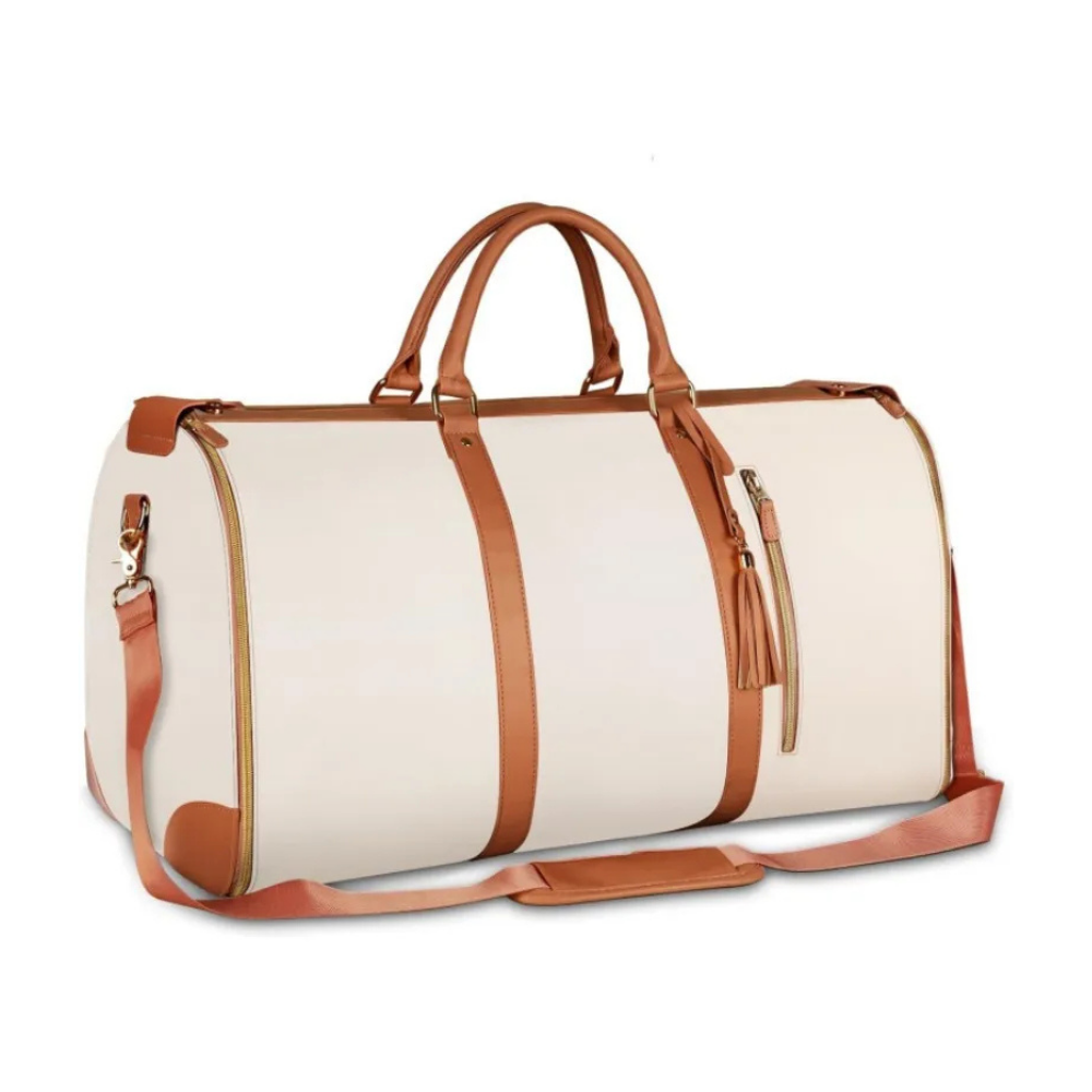 Sac de voyage en cuir beige et marron avec bandoulière ajustable, fermeture éclair dorée et poignée double. Élégant et pratique pour le voyage.