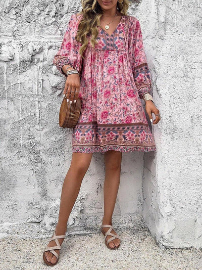 Mignonne mini robe avec col en V