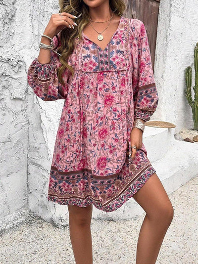 Mignonne mini robe avec col en V