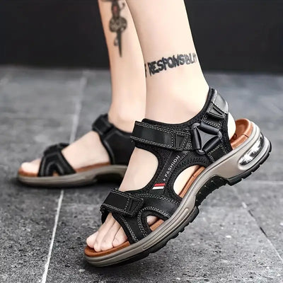 Sandales de sport noires pour homme avec semelle épaisse, design ergonomique, idéales pour la marche en plein air. Confort et style moderne.