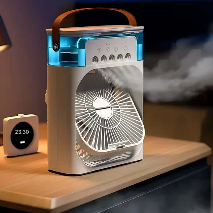 Ventilateur portable moderne avec éclairage LED bleu, poignée en cuir, posé sur une table de nuit, horloge numérique affichant 23:30 à côté.