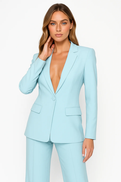 Femme portant un tailleur bleu clair élégant, veste ajustée, pantalon assorti, style moderne et chic, mode féminine professionnelle.