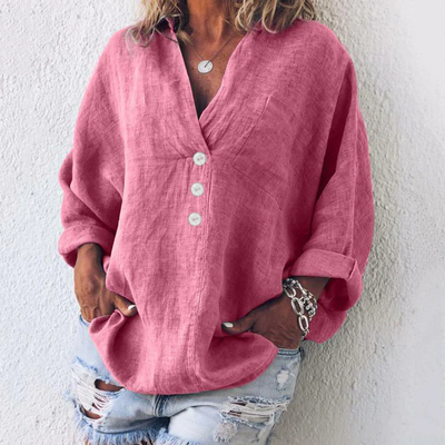 Chemise en lin rose pour femme, manches longues, col en V, boutons blancs, portée avec un jean déchiré. Mode décontractée, tendance printemps-été.