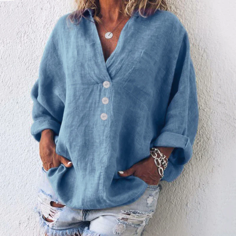 Chemise en lin bleu pour femme, manches longues retroussées, boutons blancs, portée avec un jean déchiré. Mode décontractée élégante.