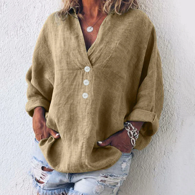 Chemise en lin beige pour femme avec boutons blancs, manches retroussées, associée à un jean déchiré. Mode décontractée, tendance et élégante.