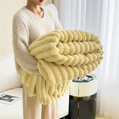 Femme tenant une couverture en peluche jaune, douce et moelleuse, dans un salon moderne. Décoration intérieure, confort, textile maison.