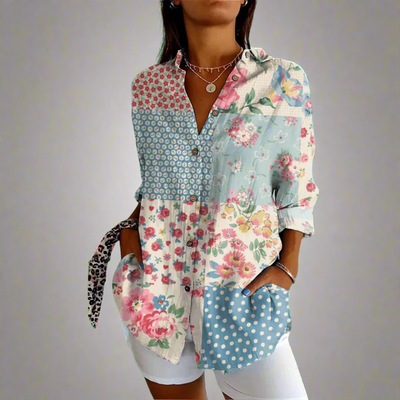 Chemise patchwork femme à motifs floraux et géométriques, manches longues, col boutonné, portée avec un short blanc. Mode tendance et décontractée.
