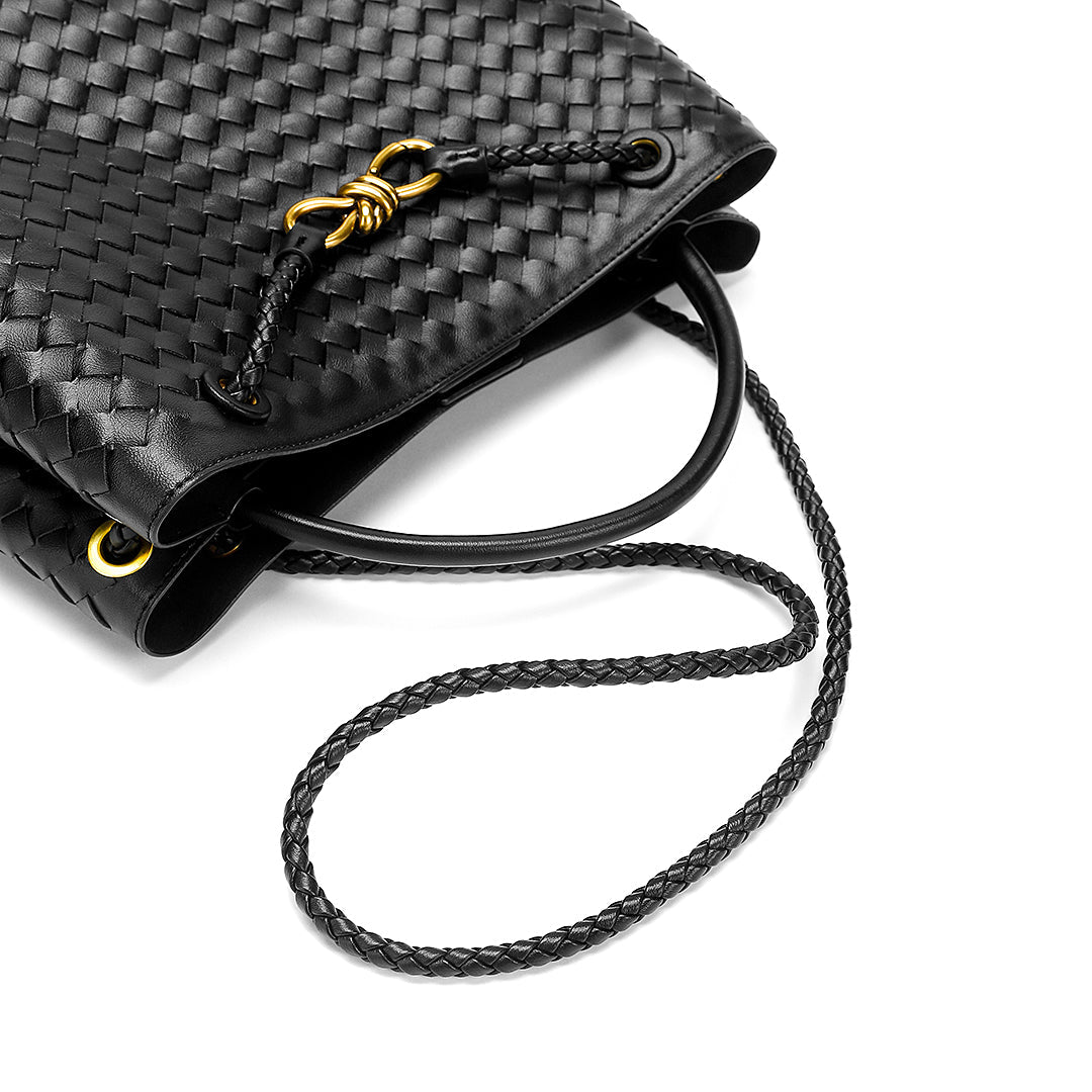 Sac à main en cuir noir tressé avec cordon doré, design élégant et moderne, accessoire de mode tendance pour femmes, style chic et sophistiqué.