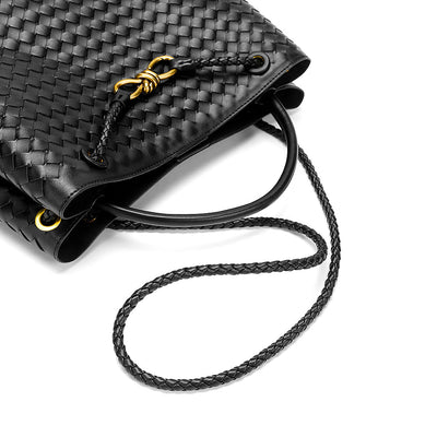 Sac à main en cuir noir tressé avec cordon doré, design élégant et moderne, accessoire de mode tendance pour femmes, style chic et sophistiqué.