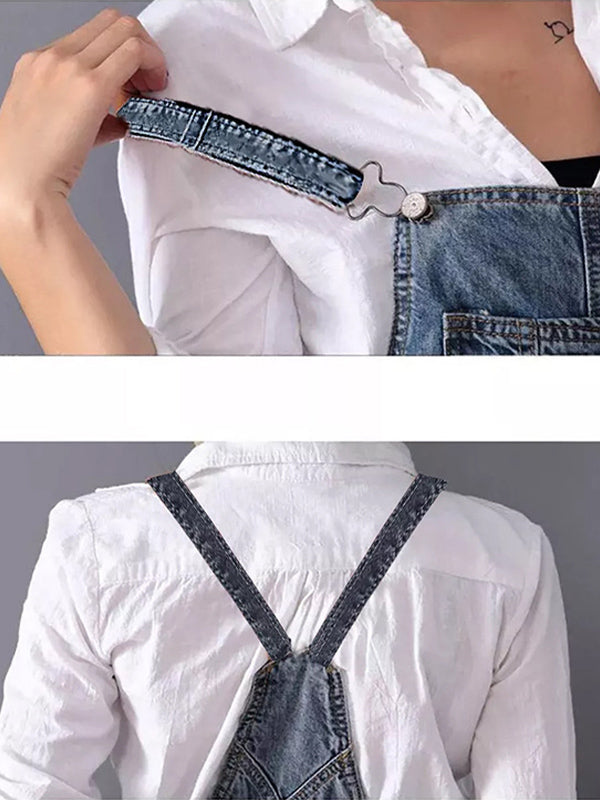 Chemise blanche sous une salopette en jean bleu, gros plan sur les bretelles ajustables. Mode décontractée, tendance denim, style moderne.