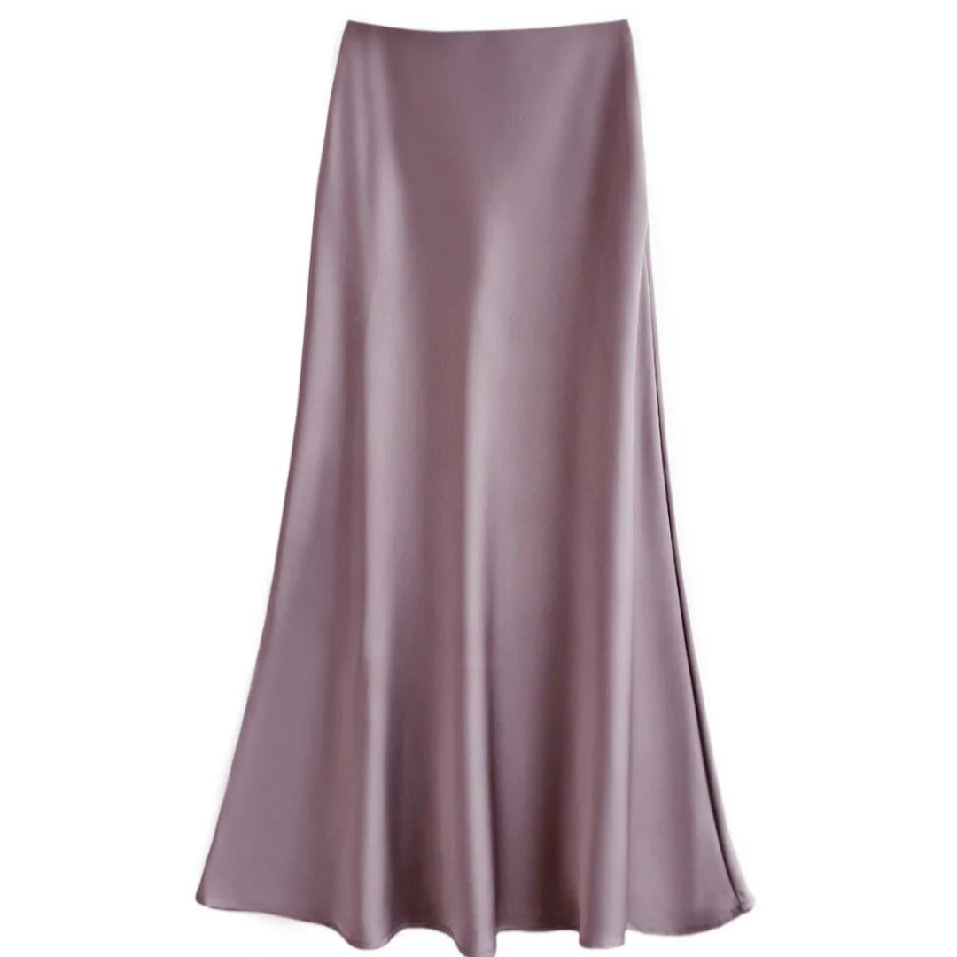 Jupe longue en satin violet, élégante et fluide, idéale pour une tenue chic et tendance. Mode féminine, style sophistiqué.