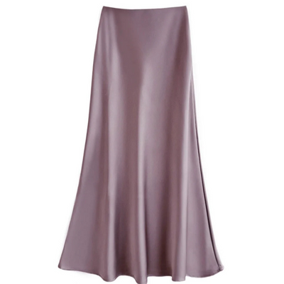 Jupe longue en satin violet, élégante et fluide, idéale pour une tenue chic et tendance. Mode féminine, style sophistiqué.