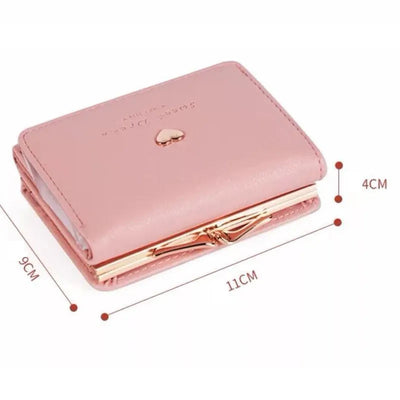 Portefeuille rose en cuir synthétique avec fermeture dorée, dimensions 11x9x4 cm, orné d'un cœur. Accessoire mode compact et élégant.