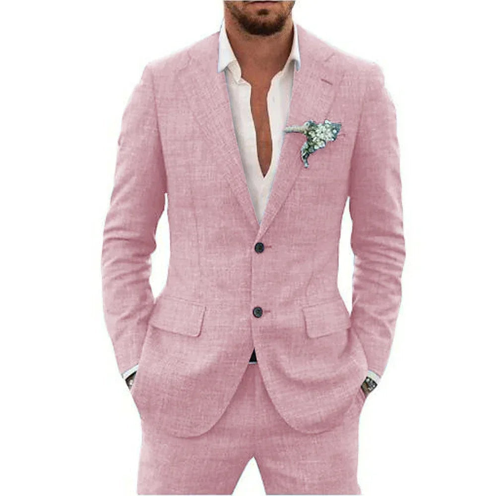 Costume rose élégant pour homme avec pochette fleurie, chemise blanche ouverte. Mode masculine, style chic, tendance vestimentaire.
