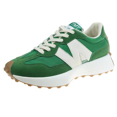 Chaussure de sport verte et blanche avec semelle épaisse, lacets blancs et logo en forme de "N". Design moderne et confortable pour la course.