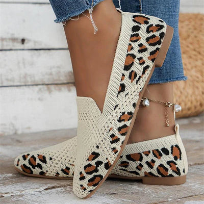 Chaussures mocassins beiges à motif léopard, tricotées, portées avec un jean. Style décontracté et tendance, parfait pour la mode urbaine.